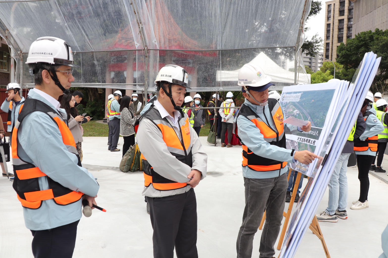 新北市政府工務局長馮兆麟（左二）在新工處長簡必琦（左一）陪同之下，視察土城「頂福安居」新闢道路，並聽取簡報。