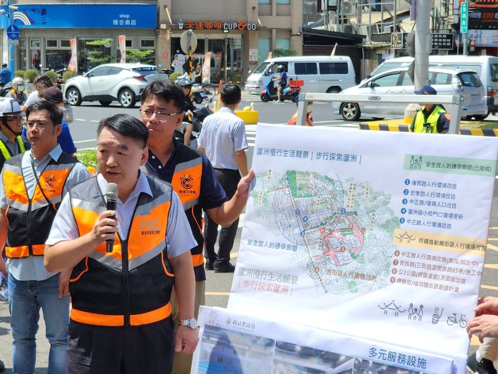 工務局長馮兆麟說明，新北市政府持續推動蘆洲人行空間改善計畫，營造友善人本的通行環境。