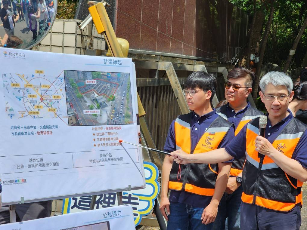 新北市政府新工處長簡必琦(右一)在場簡報說明湧蓮寺慈善公益大樓工程興建進度。