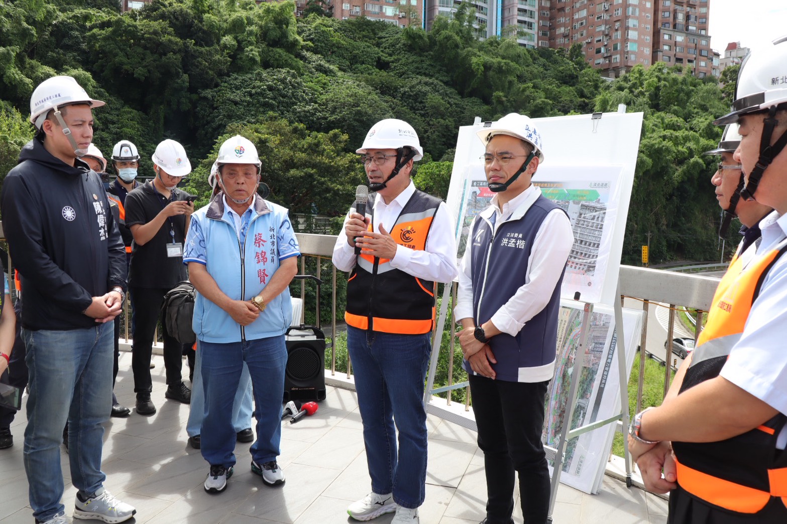 圖說：淡北道路4大工區正同步施工中，侯友宜市長今天上午前往視察，表示淡北道路工程正正穩步推進中，預計118年可以通車。