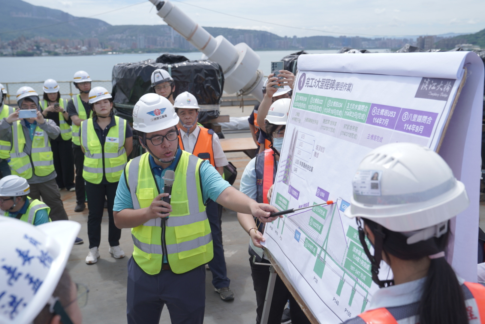 圖說：淡江大橋施工單位交通部公路局新工北分局 第三工務段 段長 鄭閔中向侯友宜市長及地方民代說明目前淡江大橋施施進度。