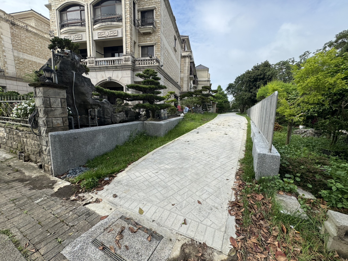 林口區泰林路三段與仁愛路一段間的L型空地遭圍設占用，市府團隊合作排除占用，重新規劃為綠色步道，近日已完工開放使用。圖為完工後。