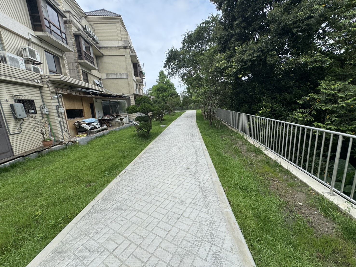 養工處整頓林口區仁愛路一段28巷底至仁愛路一段12號遭私人占用的空地，打造成為綠色通行空間，活化面積約1294平方公尺。圖為完工後。