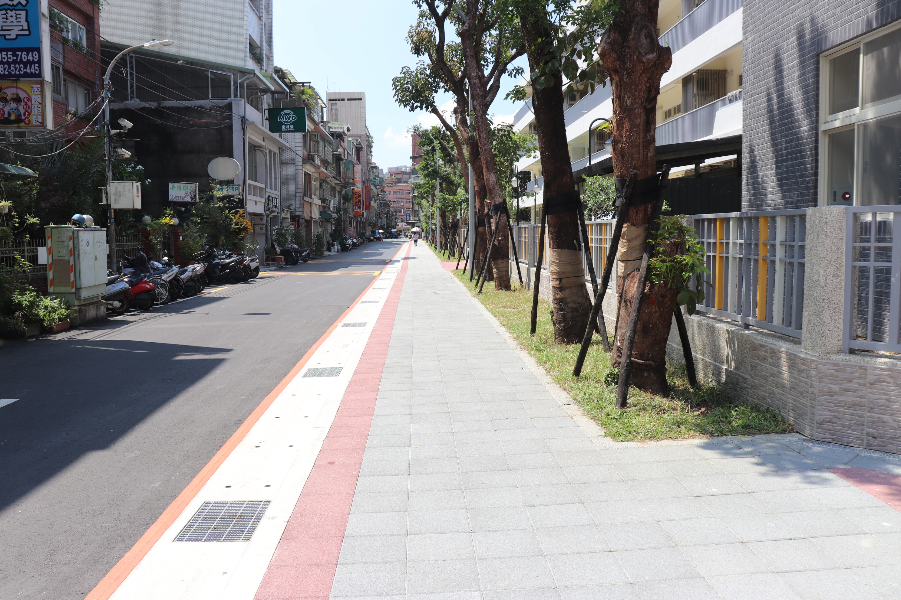 新北市政府積極建構友善通行環境，目前已完成87所學校周邊通學廊道的改善。圖為板橋區忠孝國中通學廊道改善後。