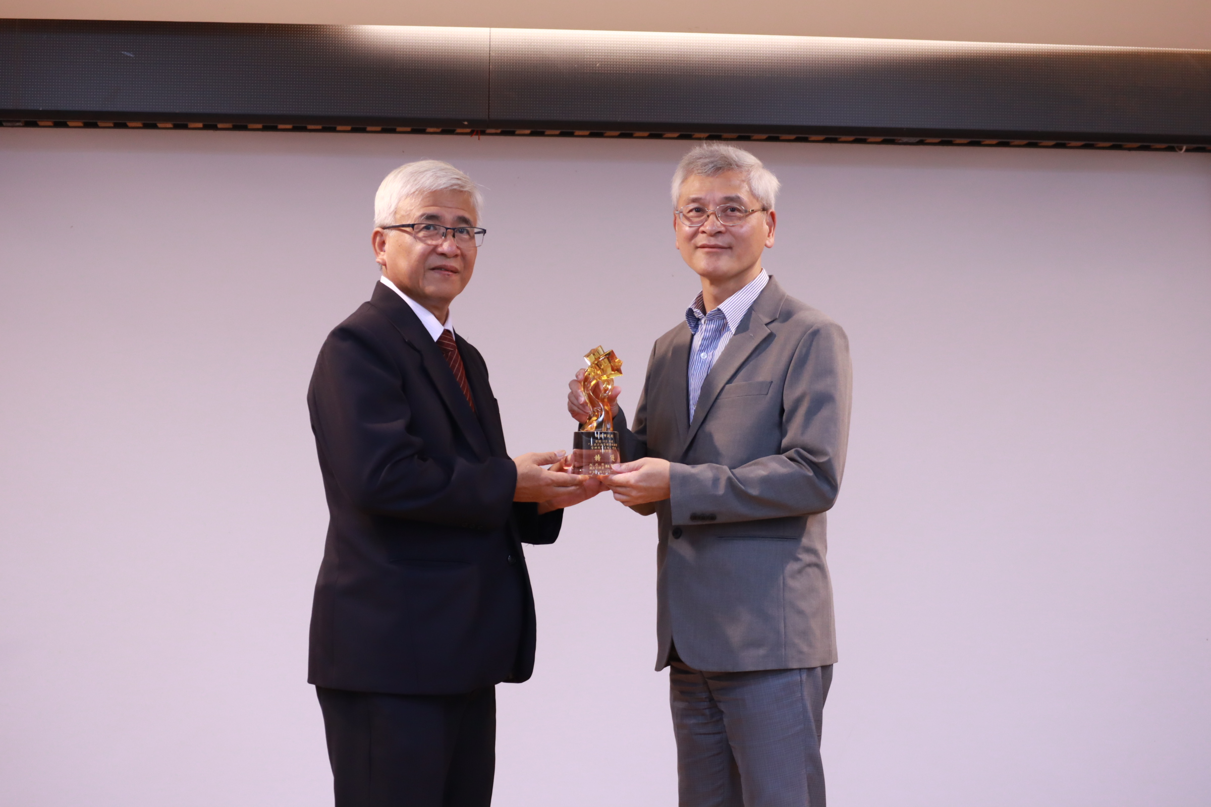 新北市參加113年度公共設施管線資料庫暨管理應用系統考評，蟬聯全國第一，工務局副局長林炳勲(右)代表市府接受國土署總工程司游源順(左)頒獎表揚。