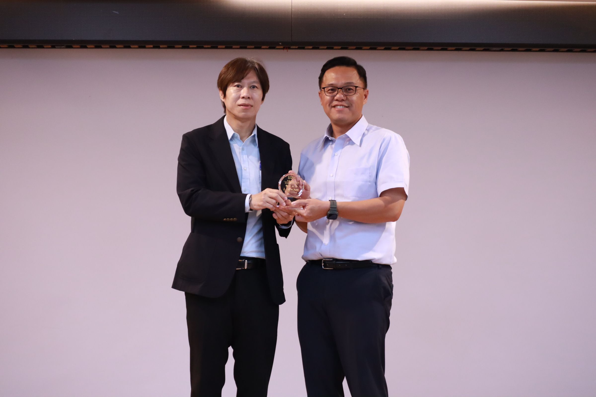 新北市養工處副總工程司黃裕智(右)榮獲績優人員獎，由國家發展委員會處長黃文彥(左)頒獎表揚。