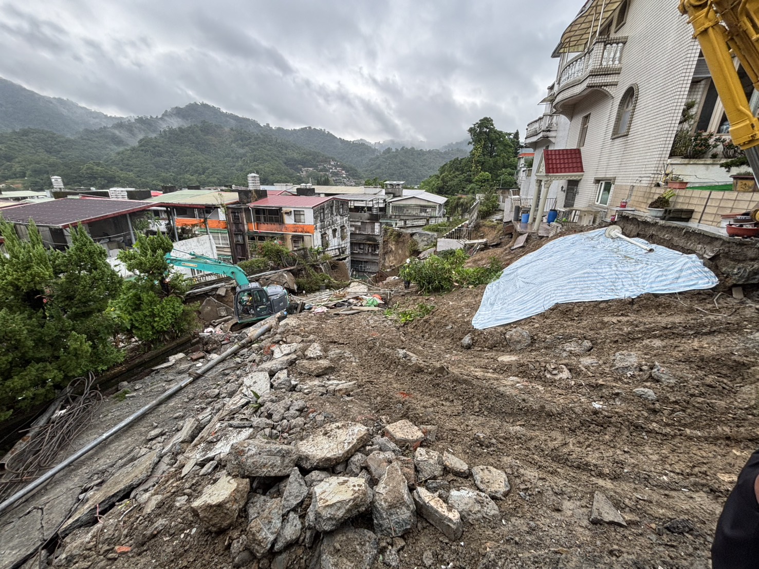 圖說 工務局調派機具持續進行擋土牆上方的碧瑤社區土方挖除作業，以減輕壓力，穩定邊坡。