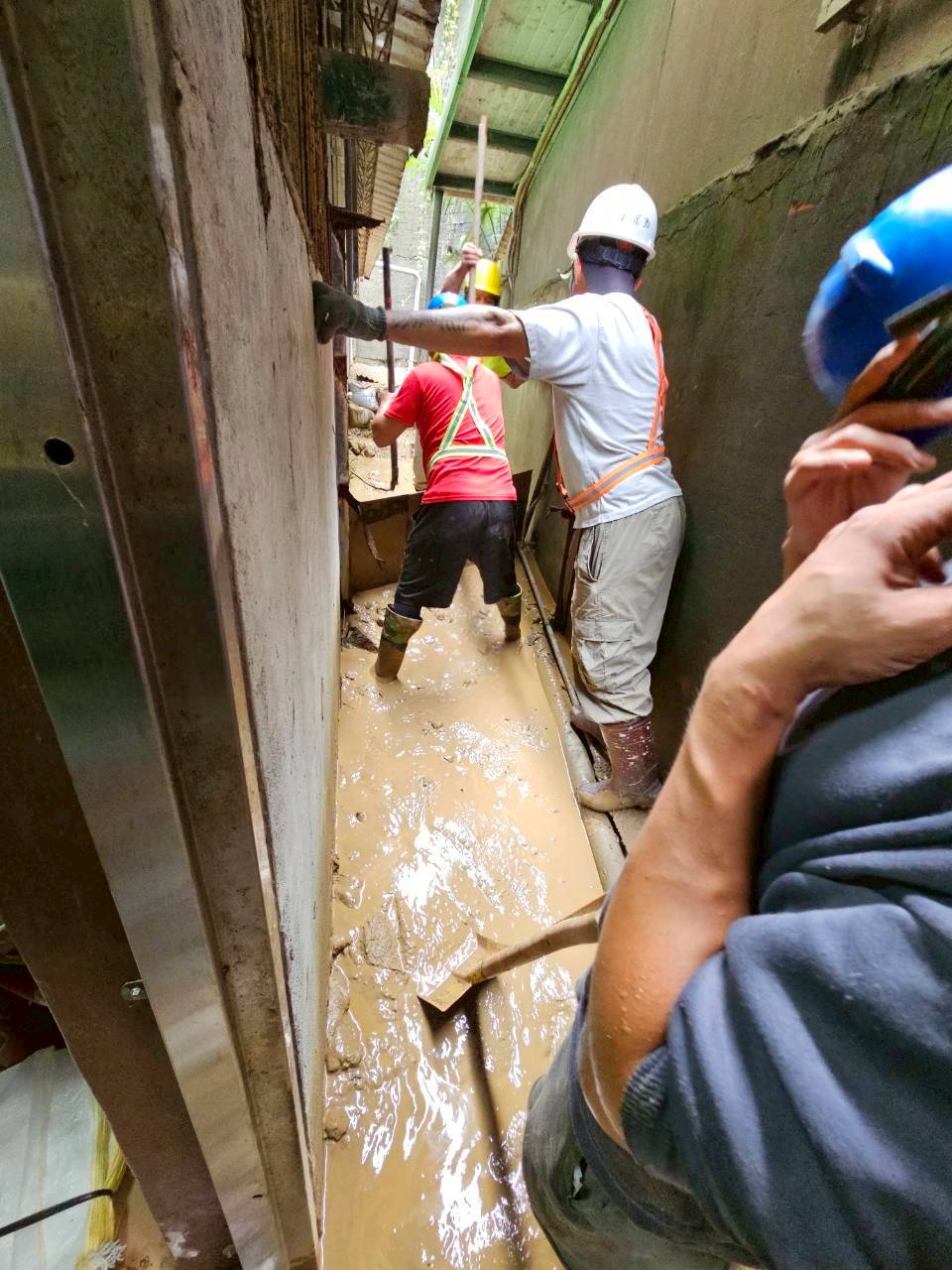 圖說 新店區公所加派工班協助清理錦秀路巷弄側溝。