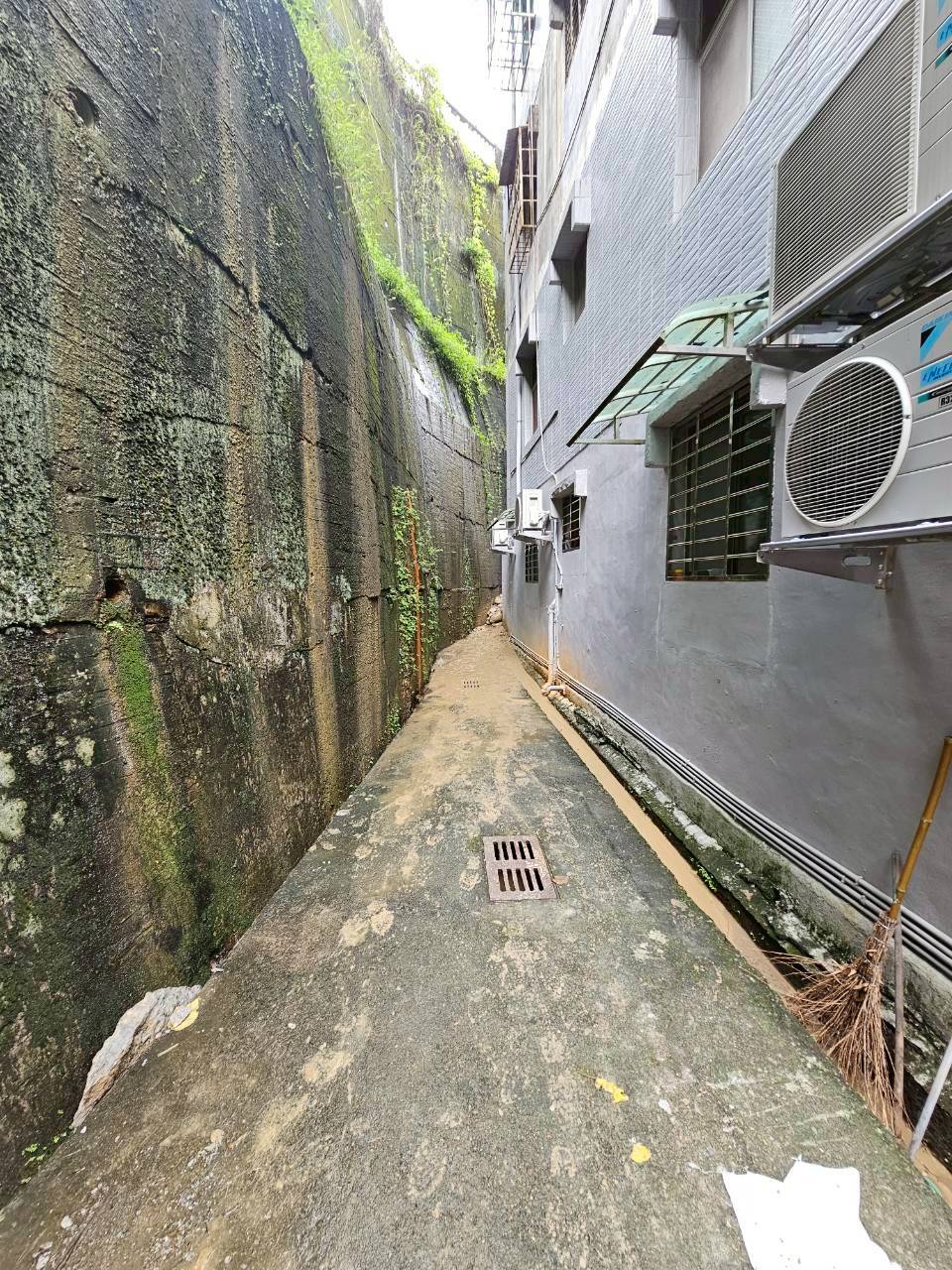 圖說 工務局及區公所合力完成側溝清理，錦秀社區住戶19人今日可先行返家。