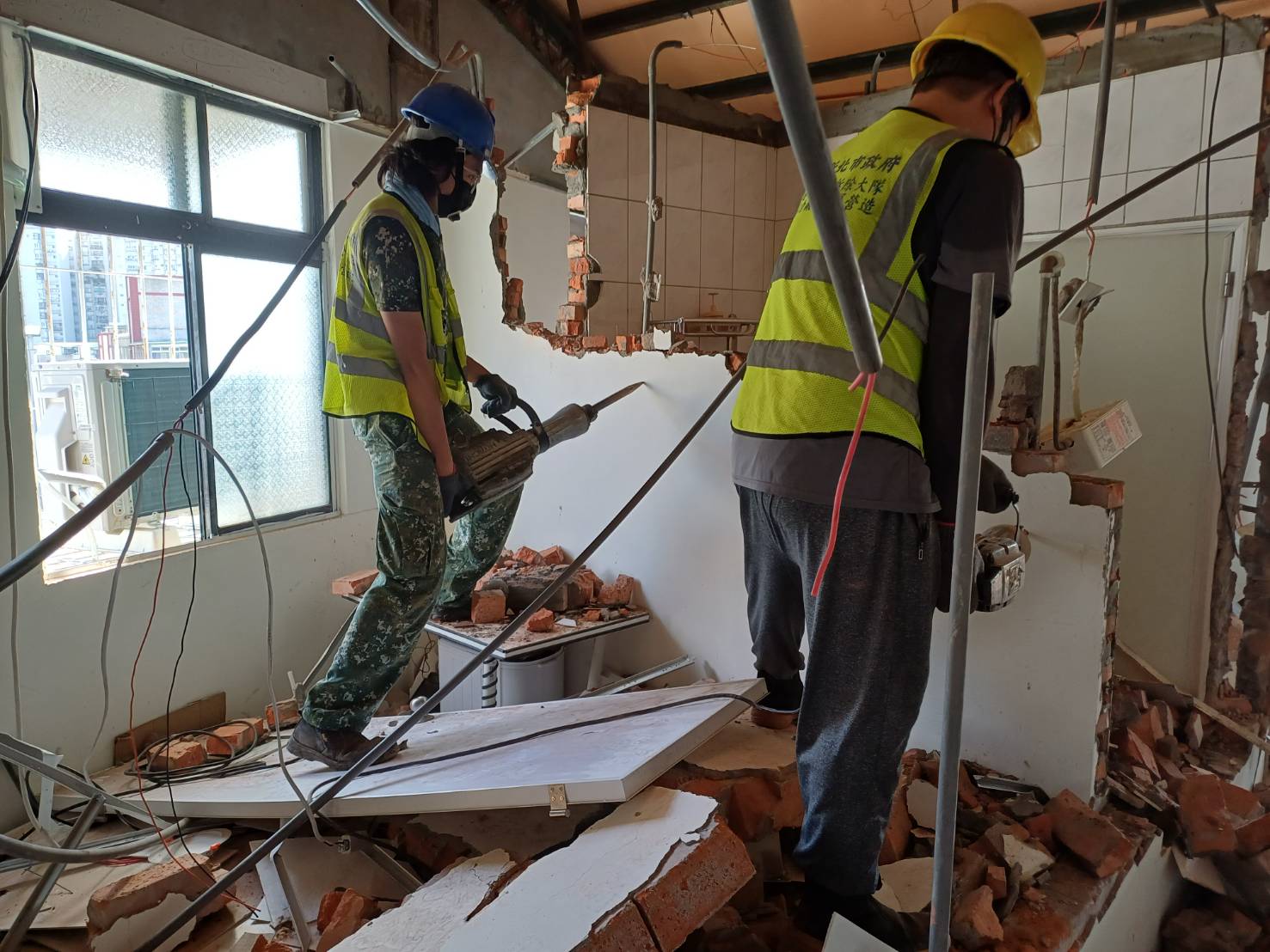 新北市政府違章建築拆除大隊持續嚴查頂樓加蓋出租套、雅房，今年到9月為止已拆除改善300件違建案例。