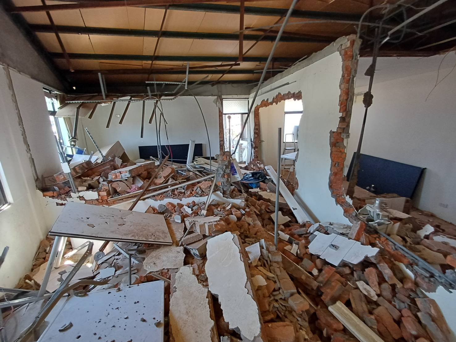 頂樓違建又隔成多間套、雅房出租，不僅違法且潛藏工安風險，新北市政府列為優先強制拆除對象。