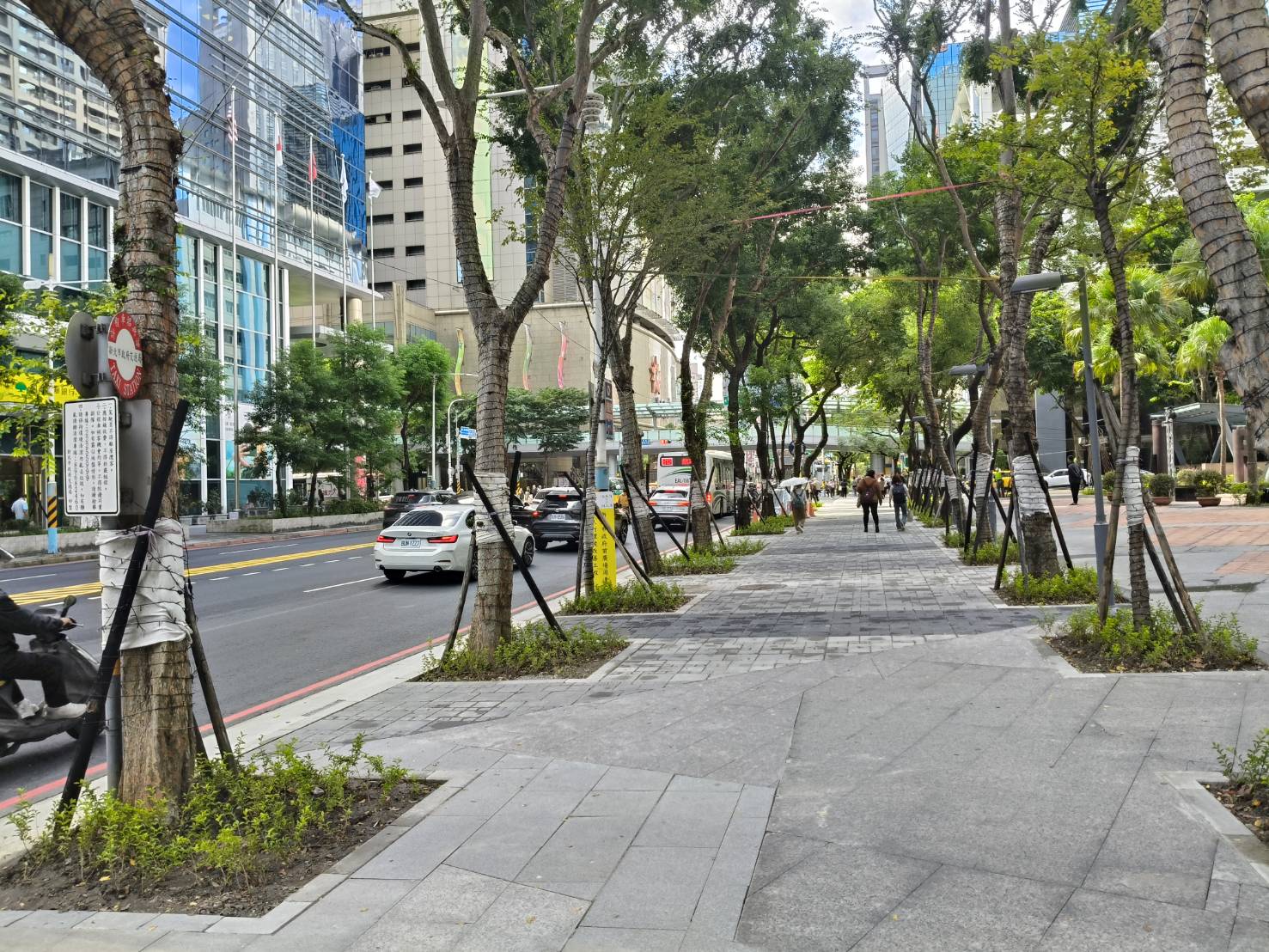 圖說： 養工處全面翻修市府前廣場周邊人行道鋪面、擴大樹穴，營造友善順暢的通行環境，圖為中山路一段施工後。