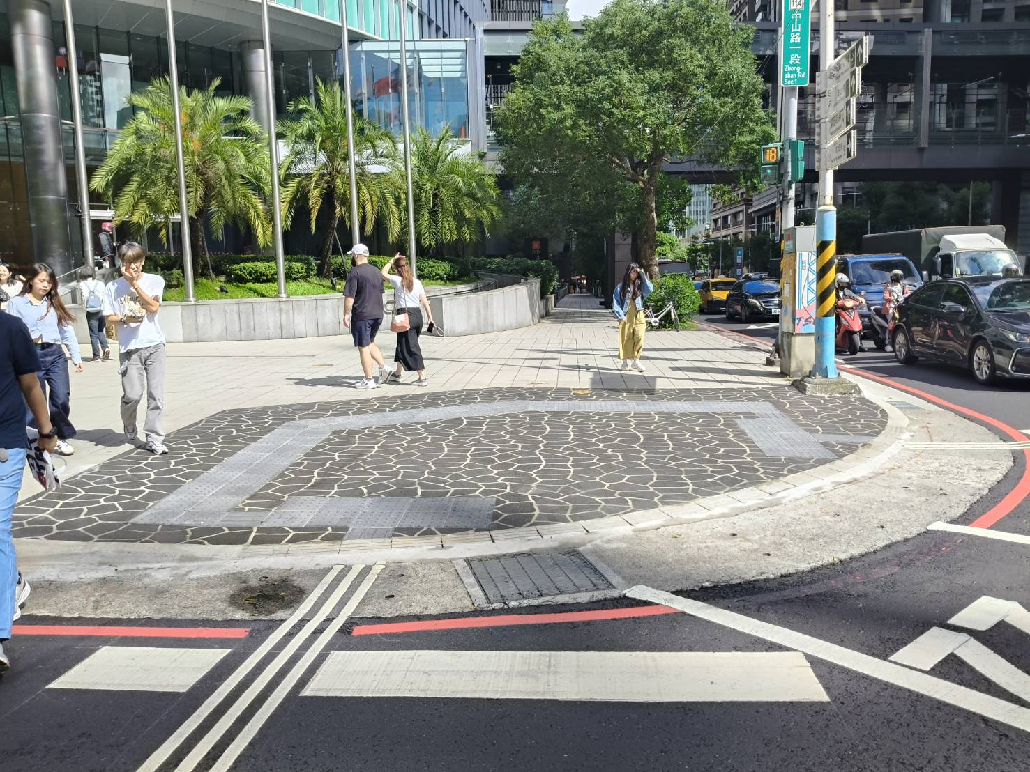 圖說： 養工處改善17處斜坡道，改採噴花地坪，兼具美觀及提高維護年限，圖為中山路一段與新站路交叉口斜坡道施工後。