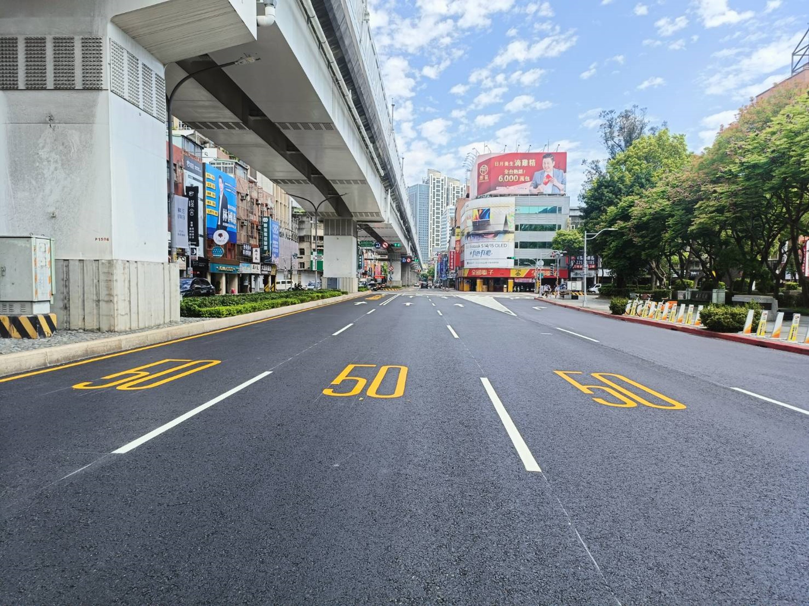 養工處及各區公所基礎建設預算達52.75億元，其中專案道路經費為23.5億元，較今年增加改善道路銑鋪60公里。圖為板橋區文化路一段專案道路的完工照。