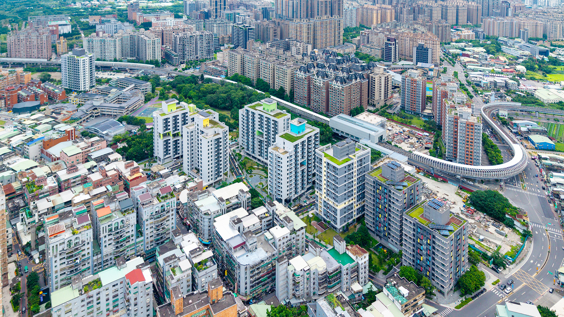 城鄉局「三峽國光段(二期)社宅」融合綠建築、通用設計與智慧社區理念，提供921戶社宅，並設置托老、托育及庇護工場，建構全齡友善環境，獲得第25屆公共工程金質獎特優。