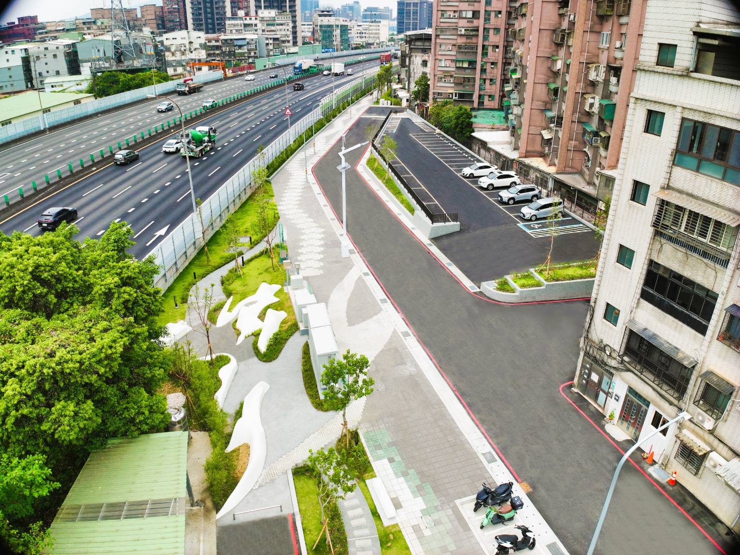 養工處負責「汐止區康寧街三期道路改善工程」，獲得第25屆公共工程金質獎土木類佳作。