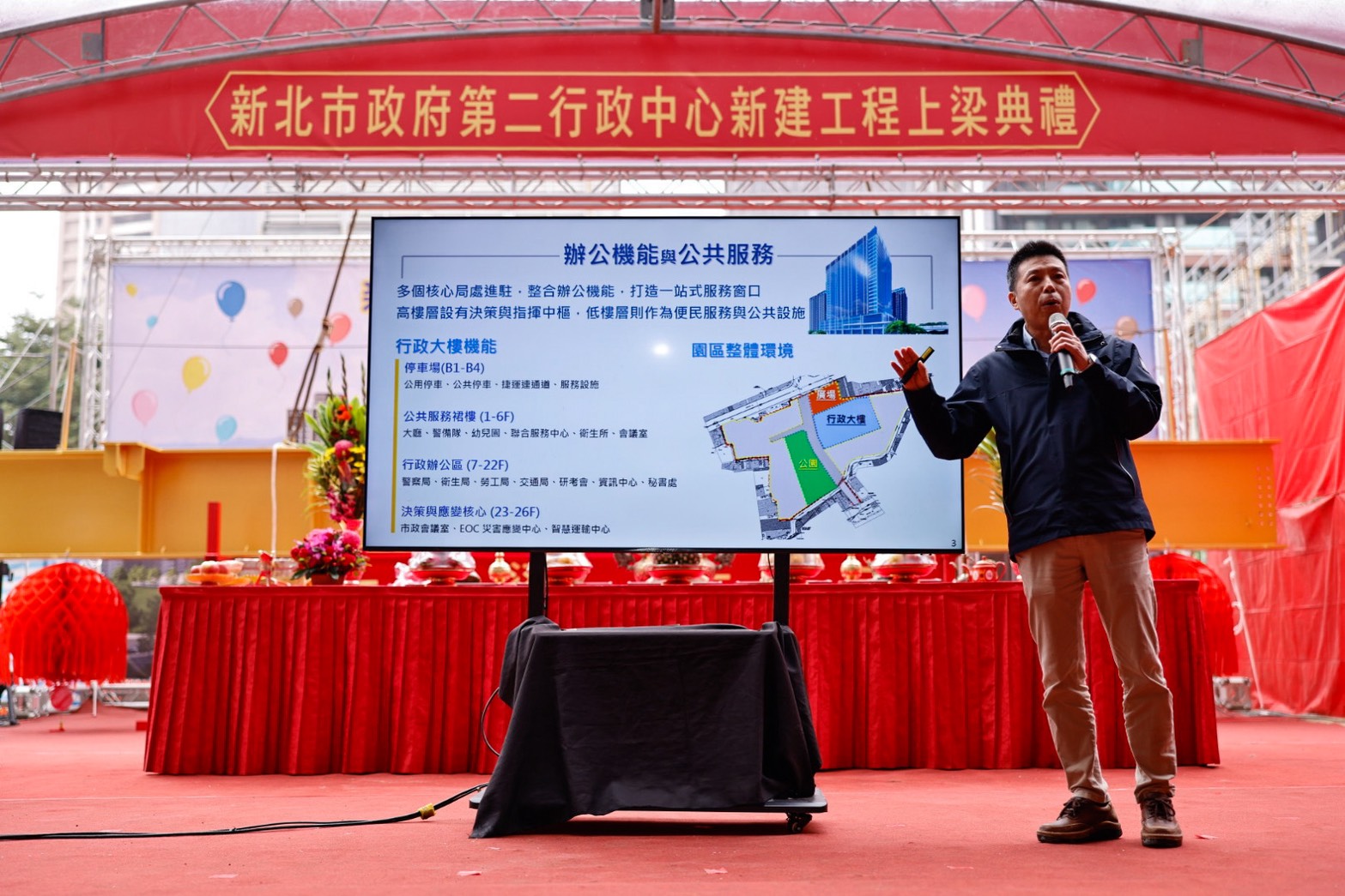 工務局主任秘書李仲昀簡報說明第二行政中心工程進度。