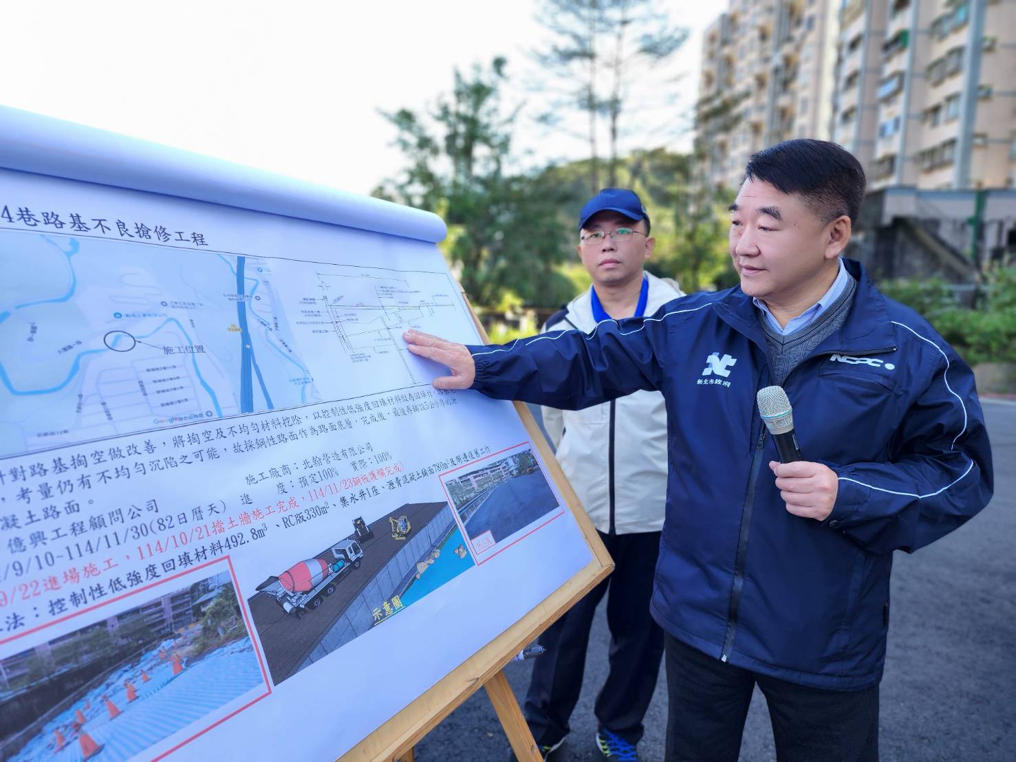 工務局長馮兆麟(前者)說明伯爵街14巷路面塌陷重建工程的內容。