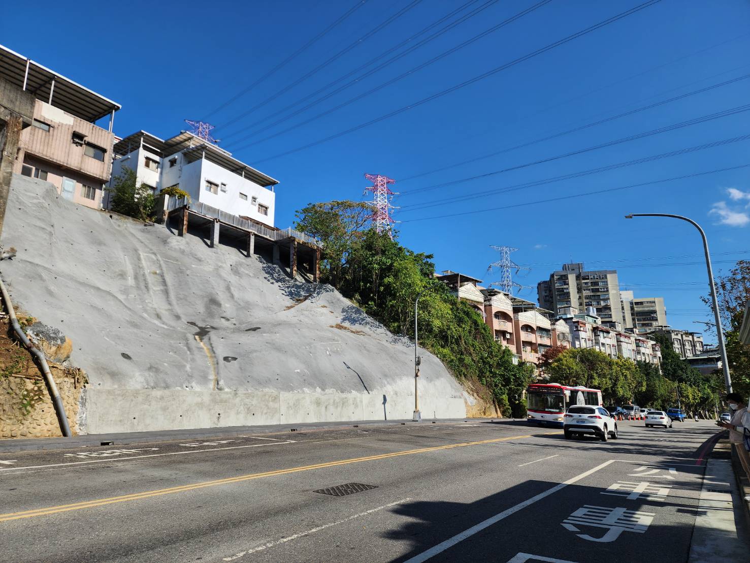 去年10月因風神颱風外圍環流影響，造成汐止區康寧街邊坡滑落，養工處積極搶修，趕在過年前完成復建工程。圖為完工後。