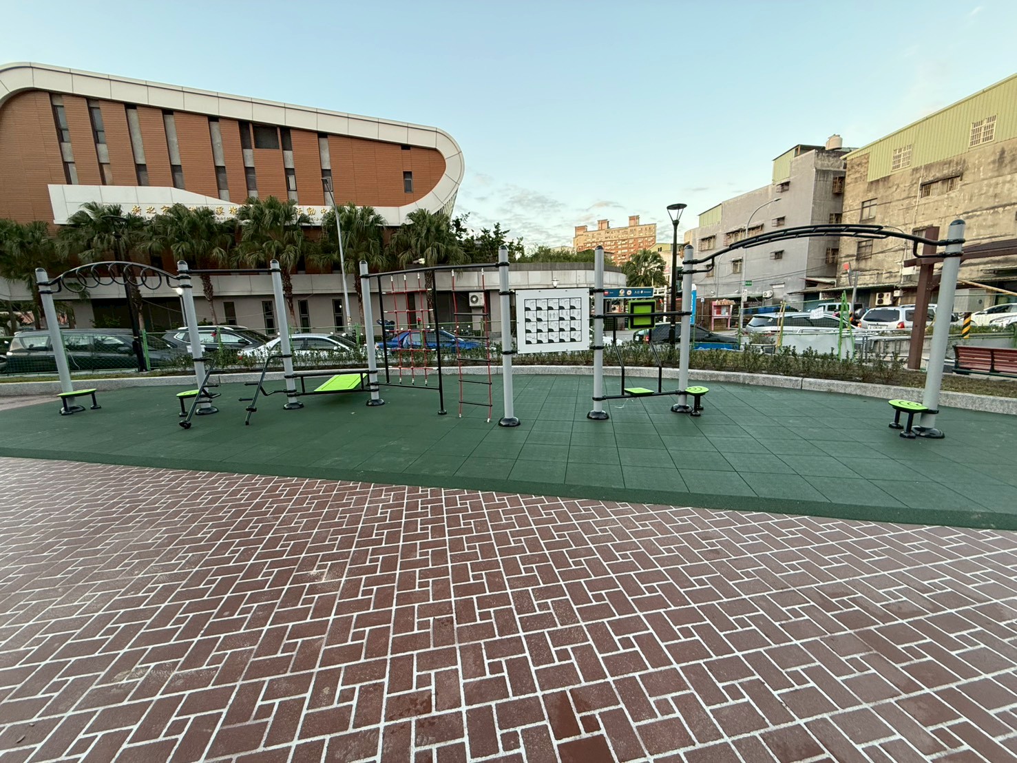 蘆洲區兒九公園擴大整建，增設綜合式體健設施及休憩步道，於今日正式開放啟用。