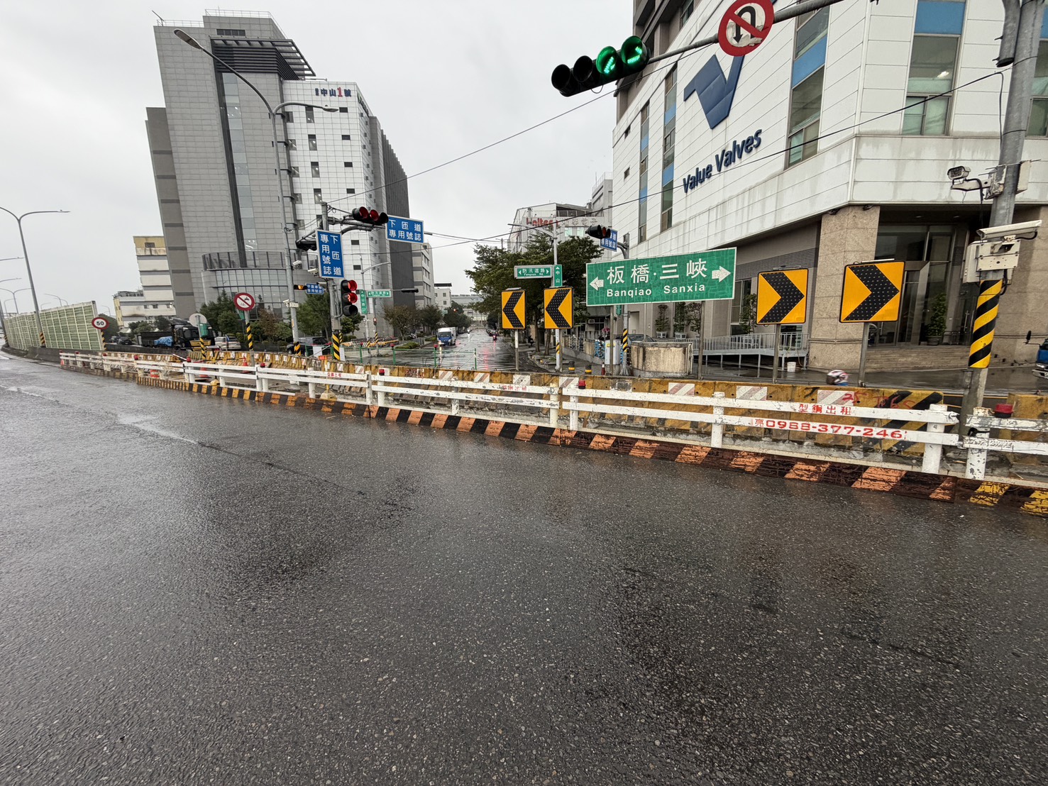 新工處辦理土城區擺接堡路側溝改善工程，1月30日晚間10時起至31日上午6時進行道路刨鋪，並封閉擺接堡路往土城方向全車道。