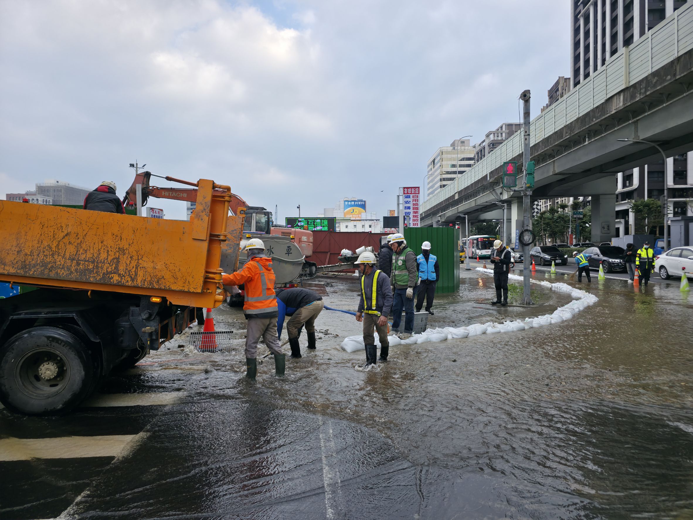 新莊區思源路跨越新北大道人行天橋新建工程進行基樁作業時，廠商誤挖自來水管線，市府團隊全力搶修。