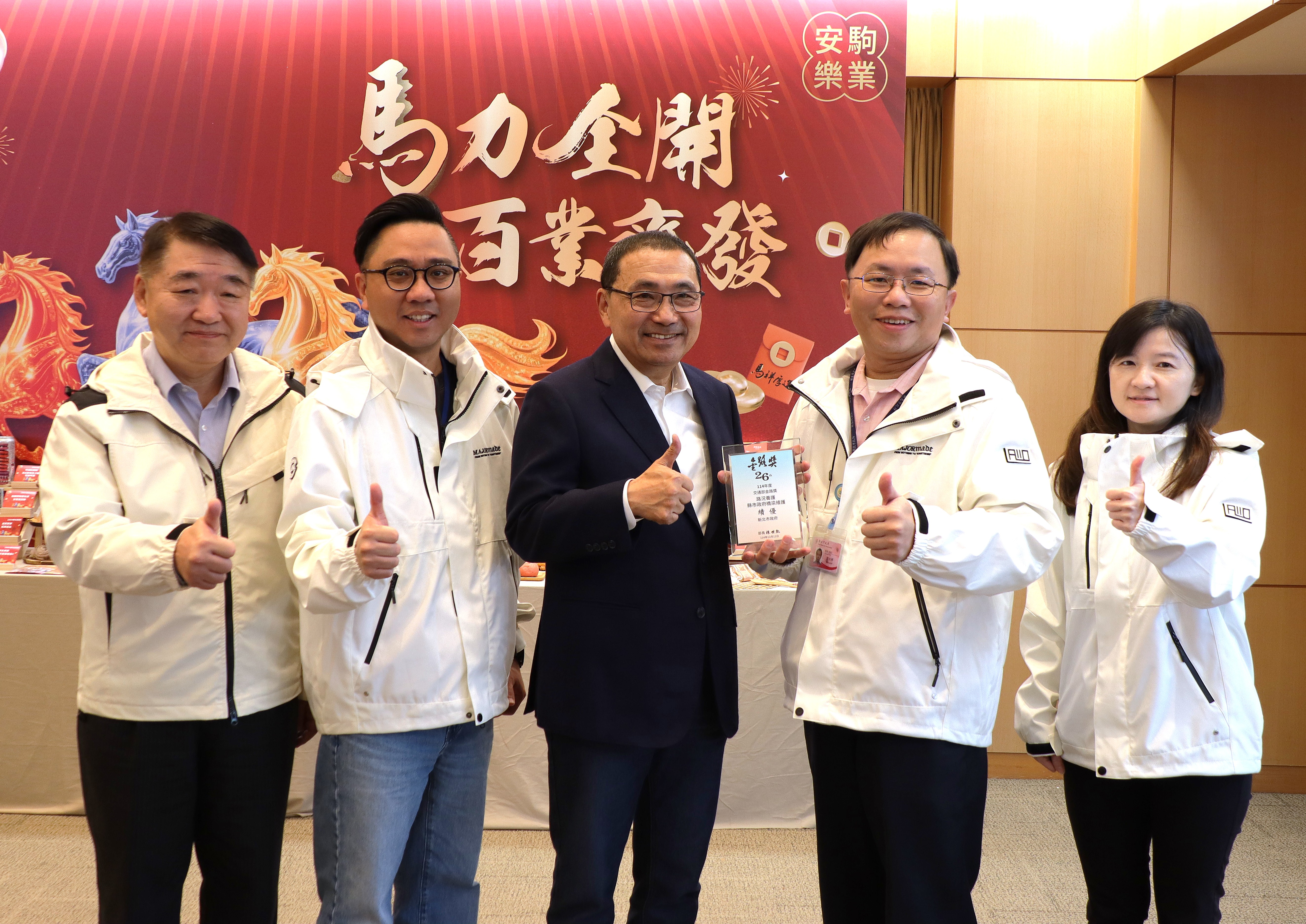 圖說： 新北市政府榮獲交通部公路局114年度金路獎「縣市政府橋梁維護」績優殊榮，今日工務局長馮兆麟(左一)帶領獲獎團隊，於市政會議中獻獎給市長侯友宜(中)分享榮耀。