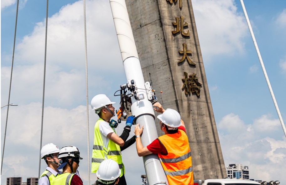 圖說 新北市政府以「縣市政府路況維護」、「縣市政府橋梁維護」，榮獲交通部公路局114年度金路獎績優的肯定。