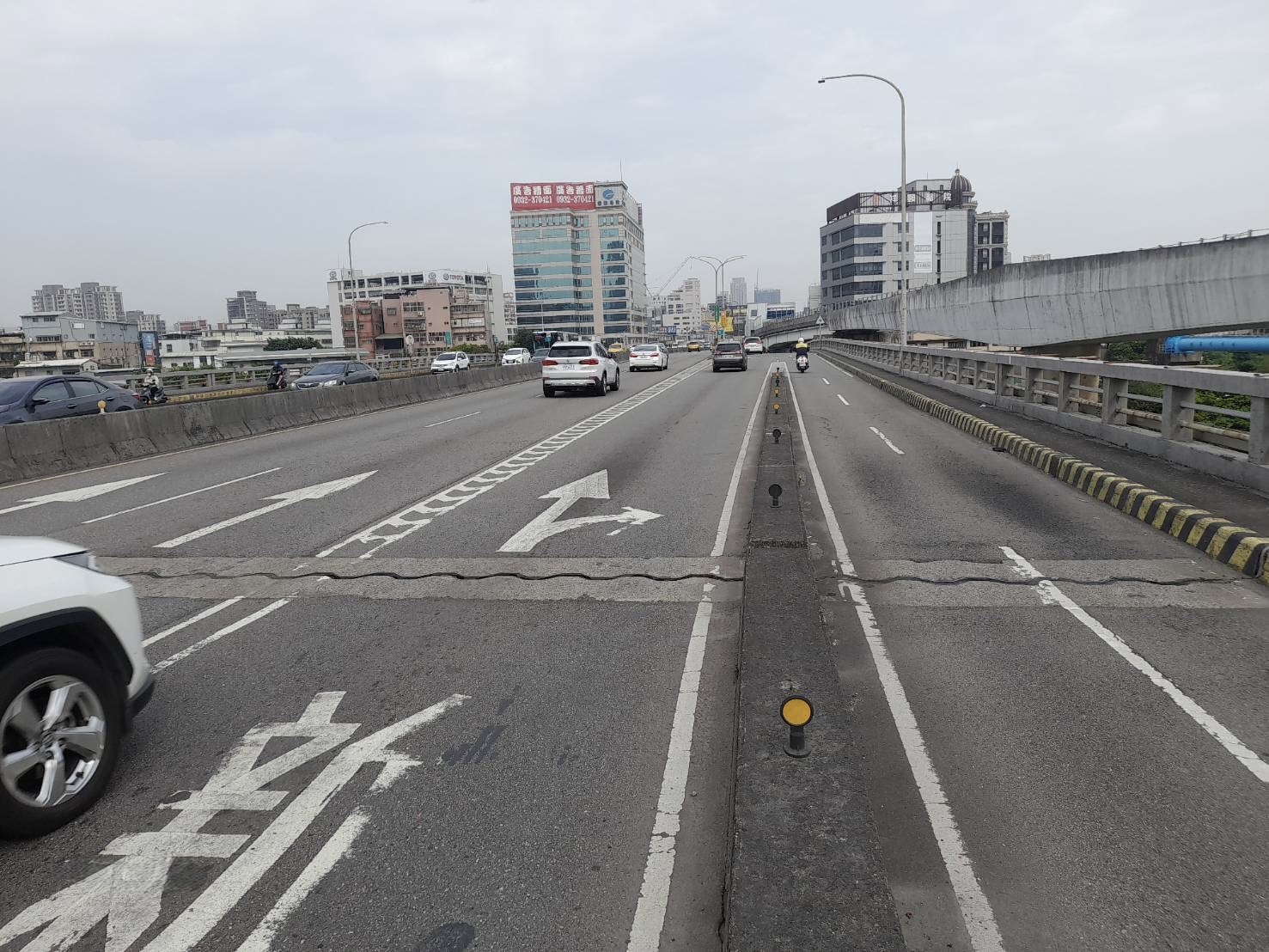 圖說 大漢橋機慢車專用道實體分隔島拆除工程分成2階段進行，白天未施工時，機車道將恢復正常通行。