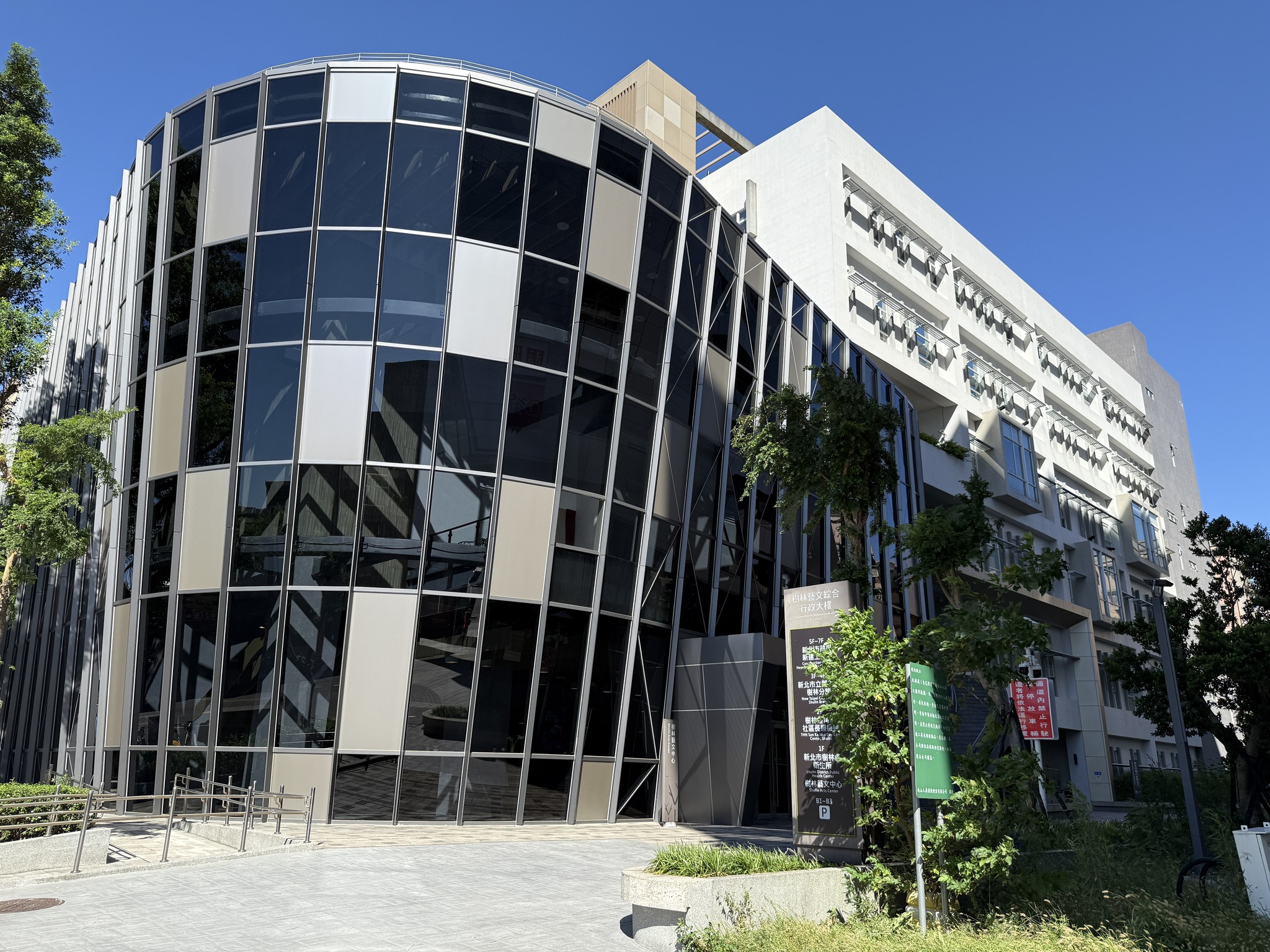 新工處「樹林藝文綜合行政大樓」，榮獲第25屆公共工程金質獎公共設施維護管理獎項「特優」。