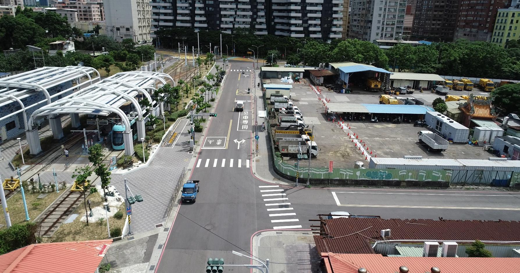 新北市政府陸續完成淡水區中正路二段道路拓寬、沙崙路口優化改善工程，做好準備迎接淡江大橋通車。圖為中正路二段51巷改善前照片