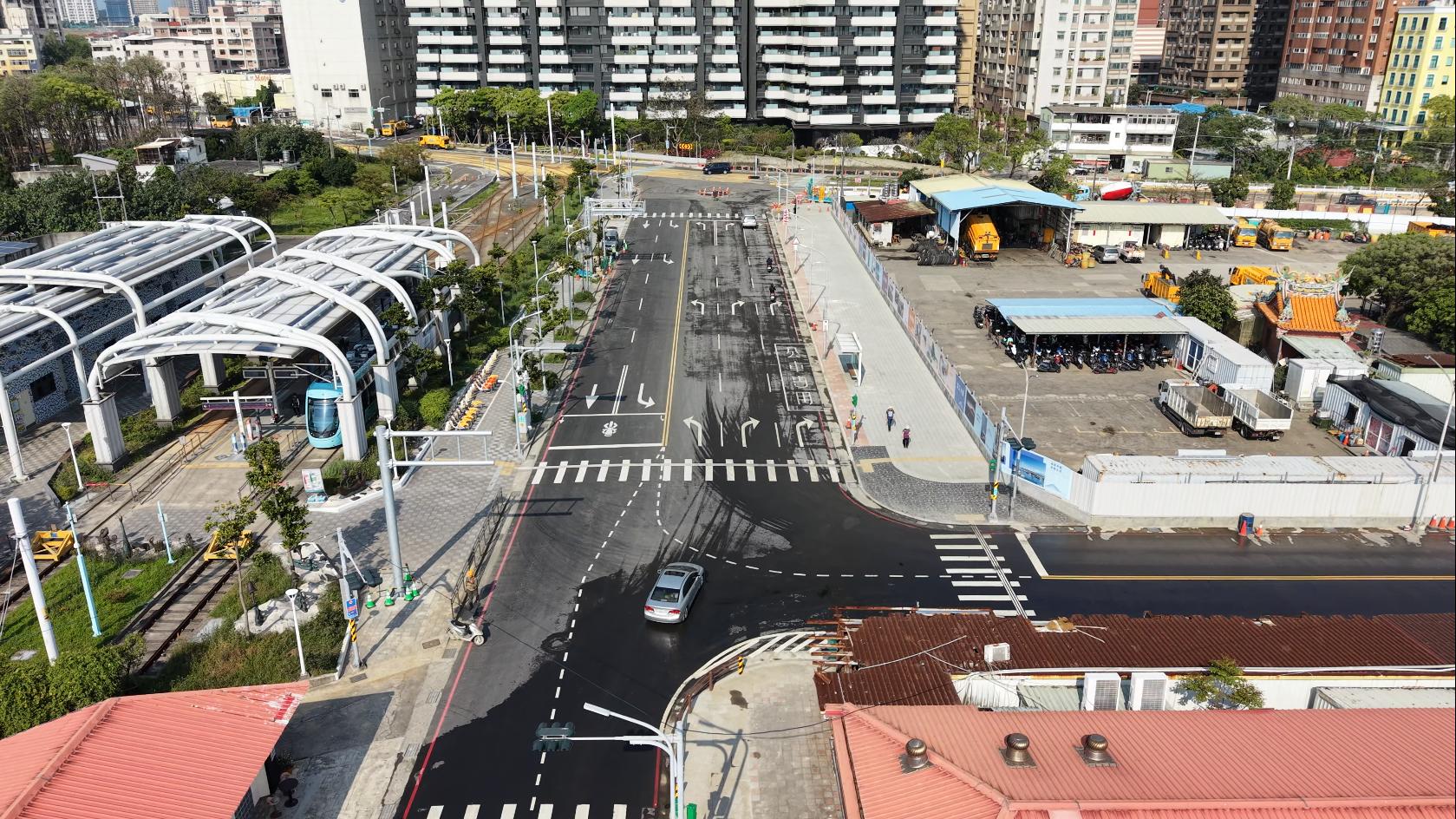 新北市政府陸續完成淡水區中正路二段道路拓寬、沙崙路口優化改善工程，做好準備迎接淡江大橋通車。圖為中正路二段51巷改善後照片