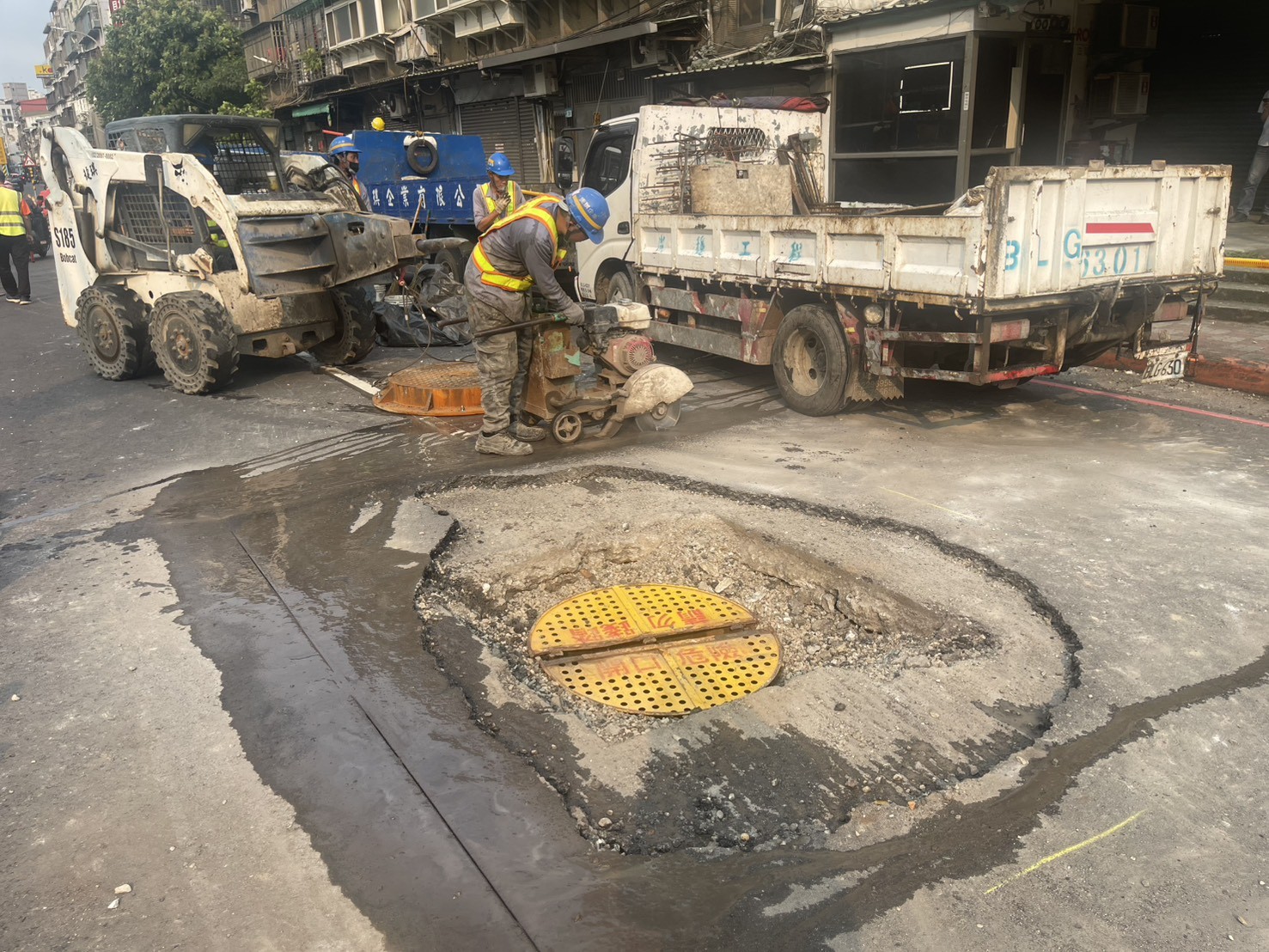 台電檢測排除潛在風險、確認現場安全無虞後，隨即展開路面修復作業。