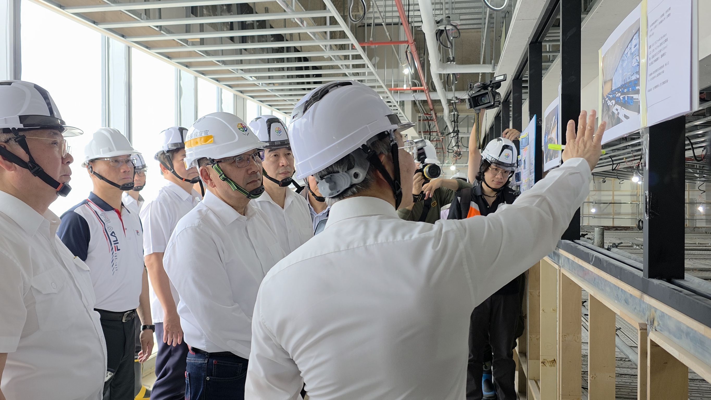 侯友宜市長(中)聽取警察局建置110報案系統與勤務指揮中心相關規劃。