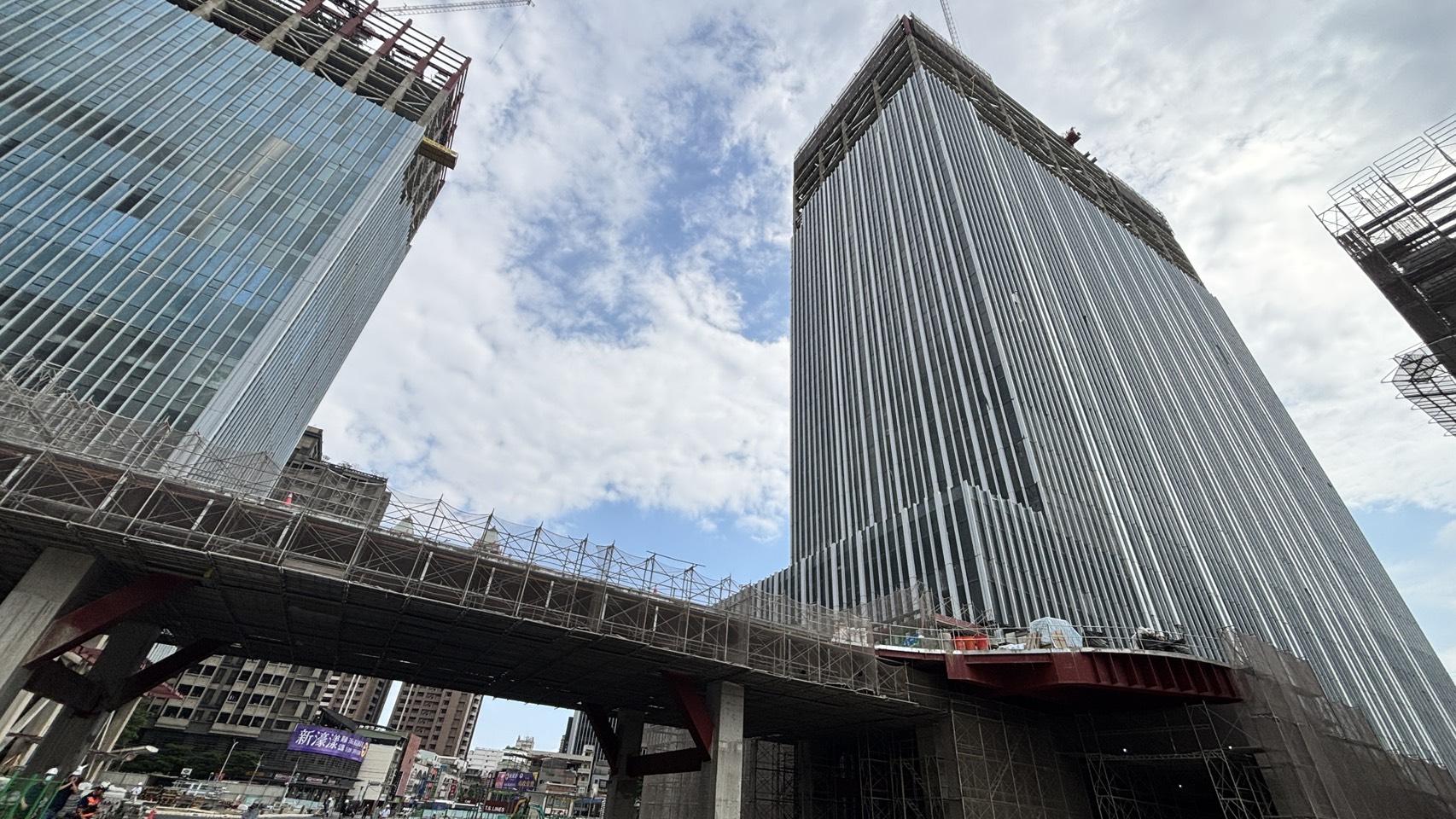 第二行政中心大樓(右)外牆帷幕工程已接近完成，公共區域也正在裝修，朝年底啟用目標邁進。
