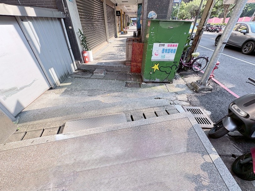 養工處導入「3D模擬圖」呈現騎樓整平完工後的實景樣貌,提升民眾參與意願。圖為新莊區中平路390至350號騎樓整平改善前。