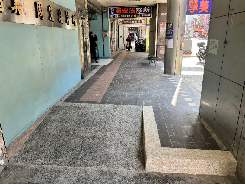 新北市政府自99年推動騎樓整平計畫,至今已完成149餘公里,將逐步檢討持續推動。圖為三重區正義北路309至313號騎樓鋪面更新及高低落差改善後。