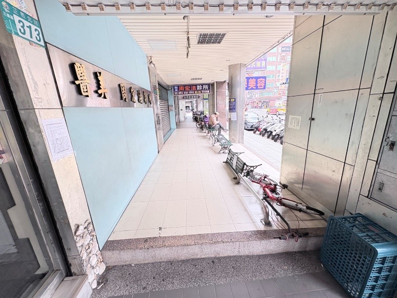 新北市政府自99年推動騎樓整平計畫,至今已完成149餘公里,將逐步檢討持續推動。圖為三重區正義北路309至313號騎樓鋪面更新及高低落差改善前。