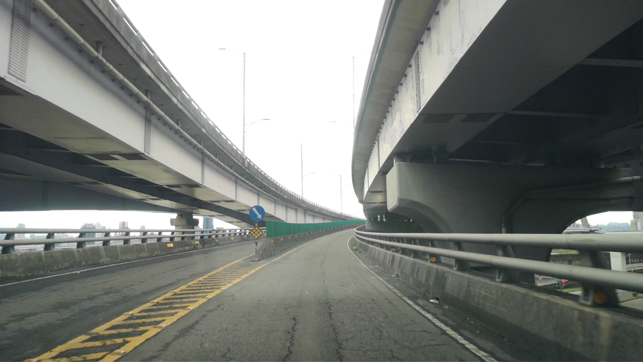 新北環河快速道路(成功路至中興橋匝道汽車道雙向及成功路匝道)於6月5日至7日夜間辦理道路銑鋪工程,提升行車舒適度。
