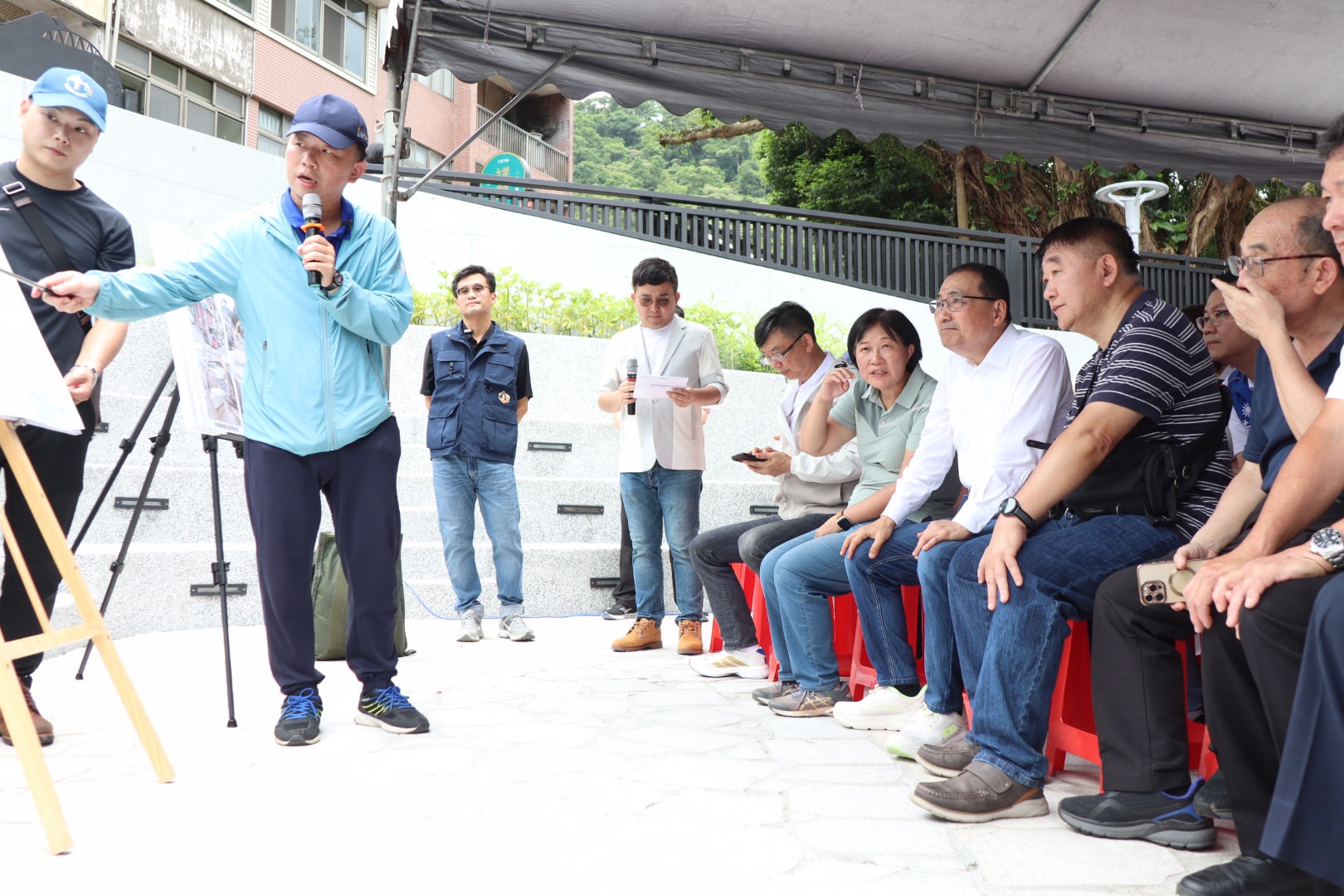 侯友宜市長(左七)在工務局長馮兆麟(左八)等人陪同視察坪林區基礎建設活化工程,並聽取養工處長鄭立輝(左二)簡報說明。