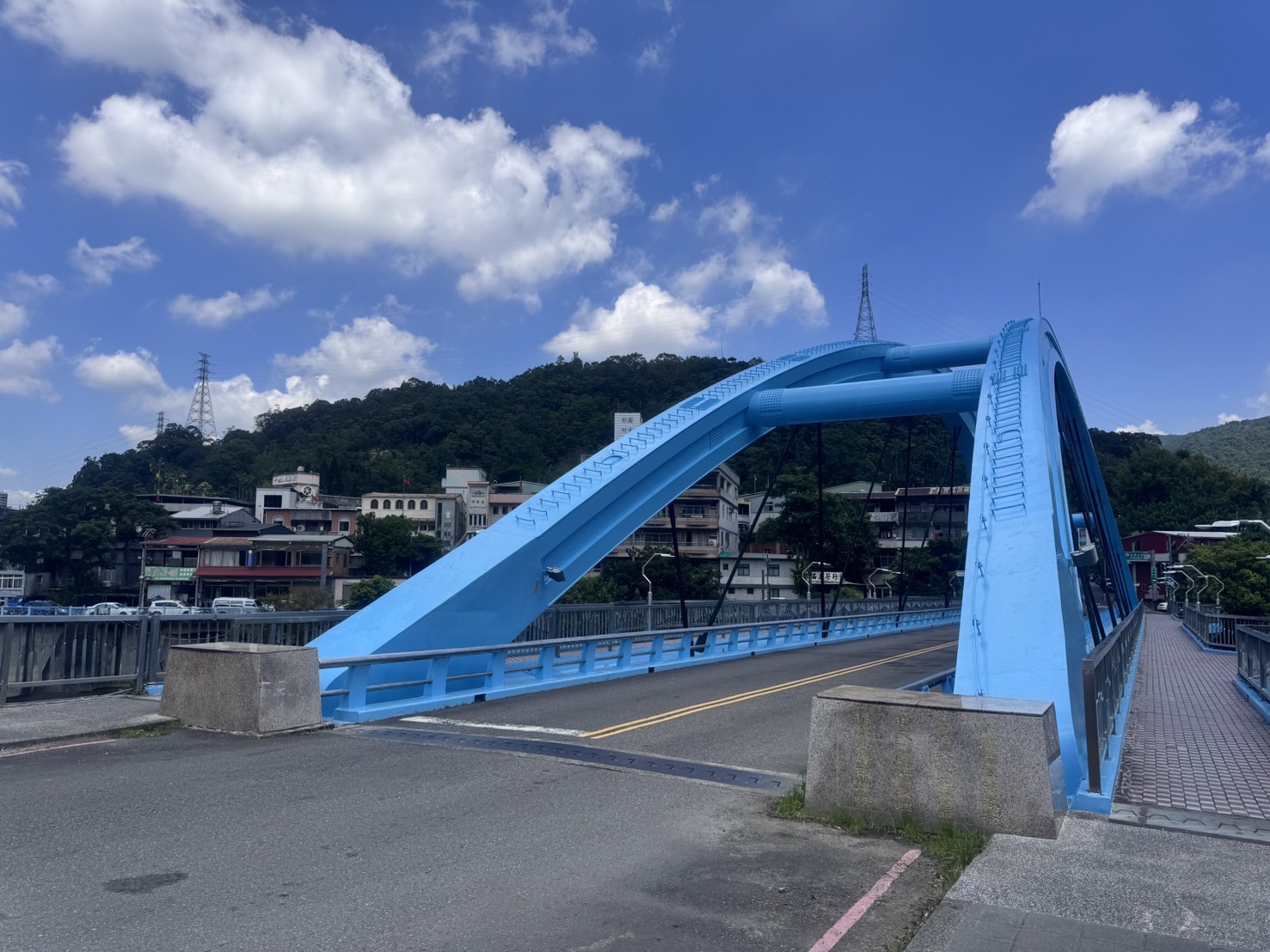 養工處分階段辦理坪林拱橋防蝕塗裝改善工程,橋梁上部結構油漆工程已於114年完成。