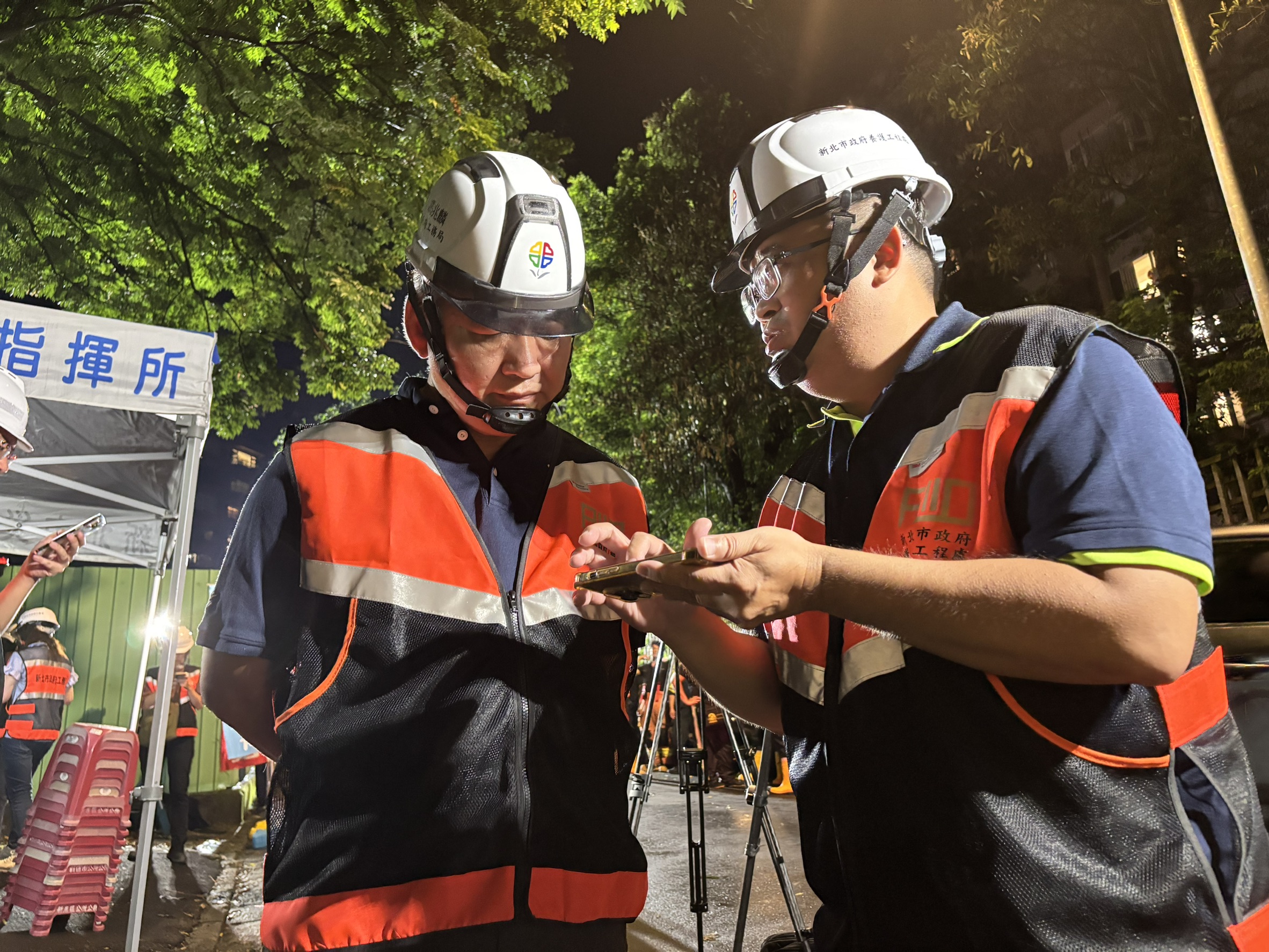 工務局長馮兆麟(左)到現場勘查,將連夜加裝建築物監測儀器掌握安全狀況,並打設鋼軌支撐及帆布覆蓋。