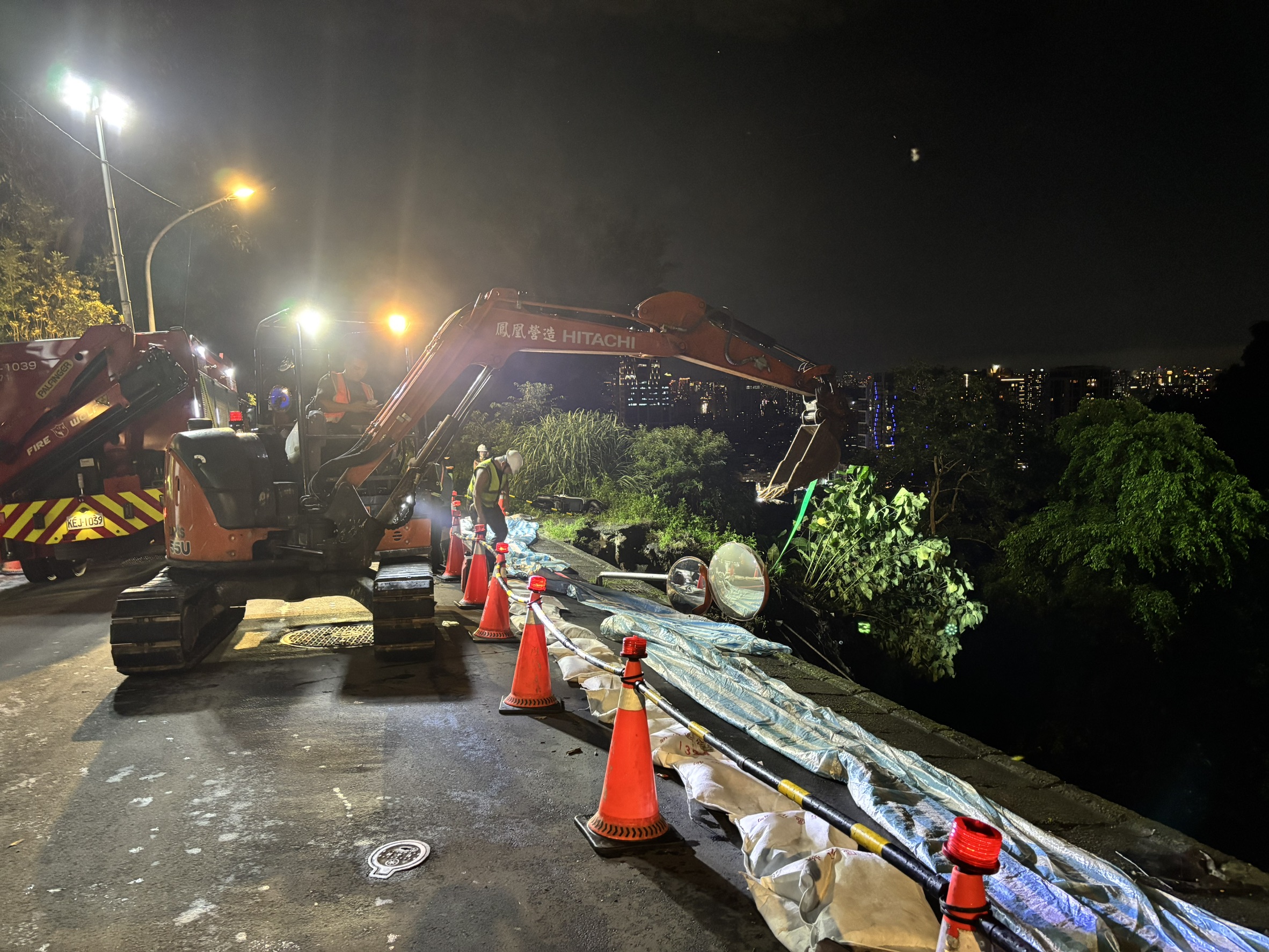工務局今晚將連夜加裝建築物監測儀器掌握安全狀況,並覆蓋帆布,避免邊坡持續滑落。
