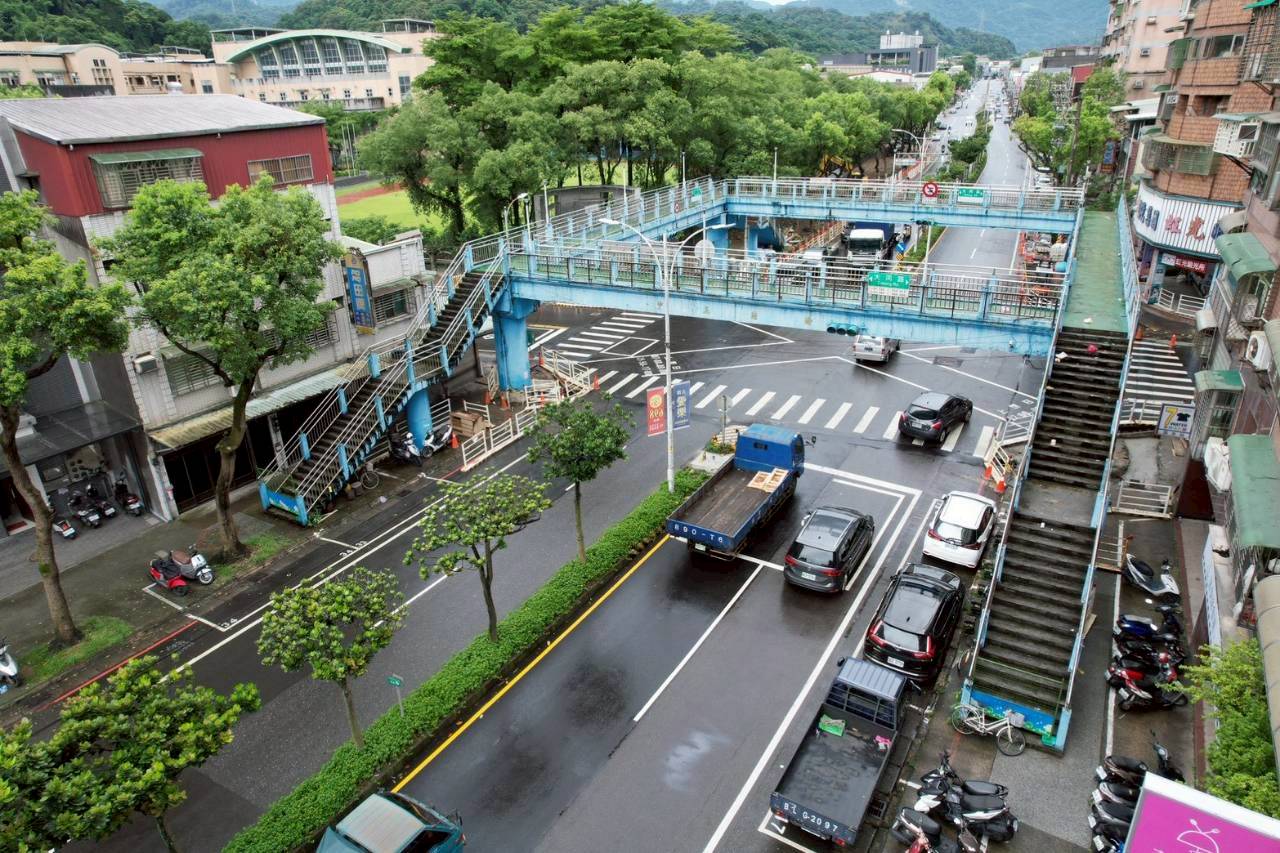 養工處辦理三峽區中正陸橋拆除工程，將於6月26至27日夜間封路進行大梁及墩柱拆除吊離作業，提醒用路人提前改道。