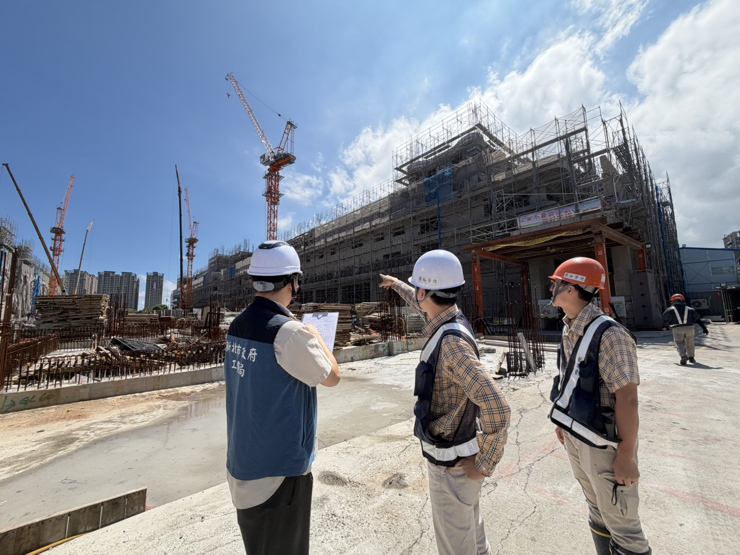 颱風巴威逐漸接近，新北市政府工務局啟動建築工地防颱專案，抽查轄內公共工程及民間工地，督促施工單位落實防颱措施。