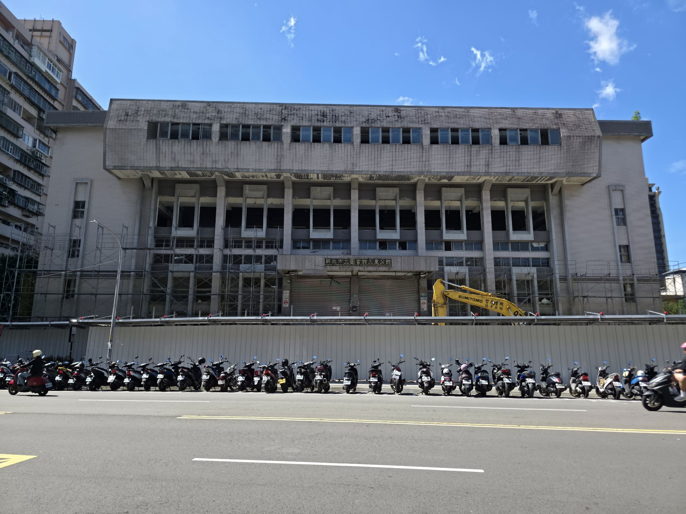 三重圖書館拆除作業預計8月底完成。