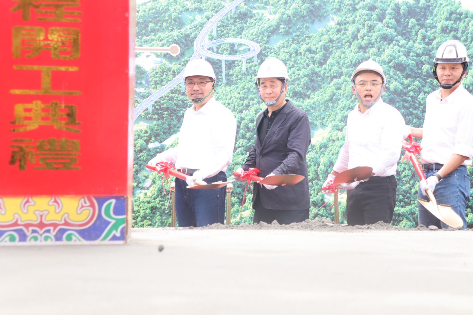 侯友宜市長(左一)主持市道105線高架環橋動土典禮,與朱惕之副市長(右一)、洪孟楷立法委員(右二)共同執鏟奠基。