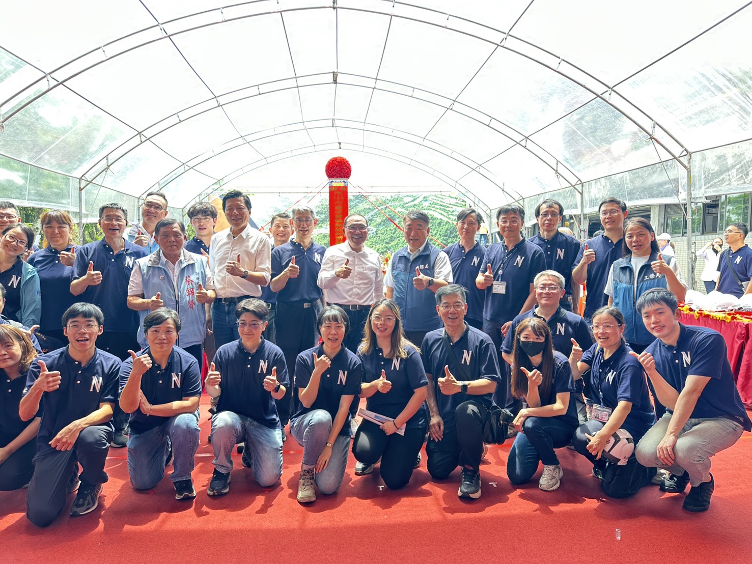 105市道改善蜿蜒路段新闢道路工程今日舉行動土典禮,侯友宜市長(中)與施工團隊一起合影留念。