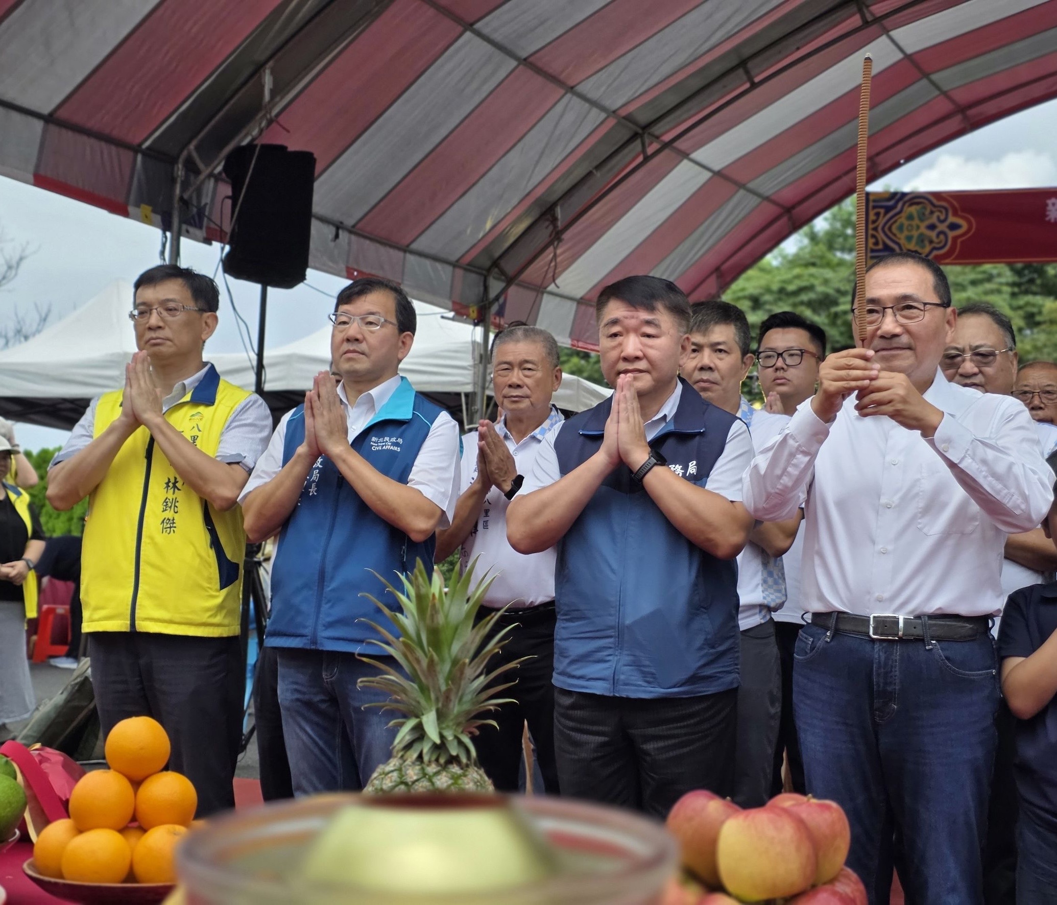 侯友宜市長(右一起)偕同工務局長馮兆麟、民政局長林耀長、八里區長林銚傑等人,持香祝禱工程順利。