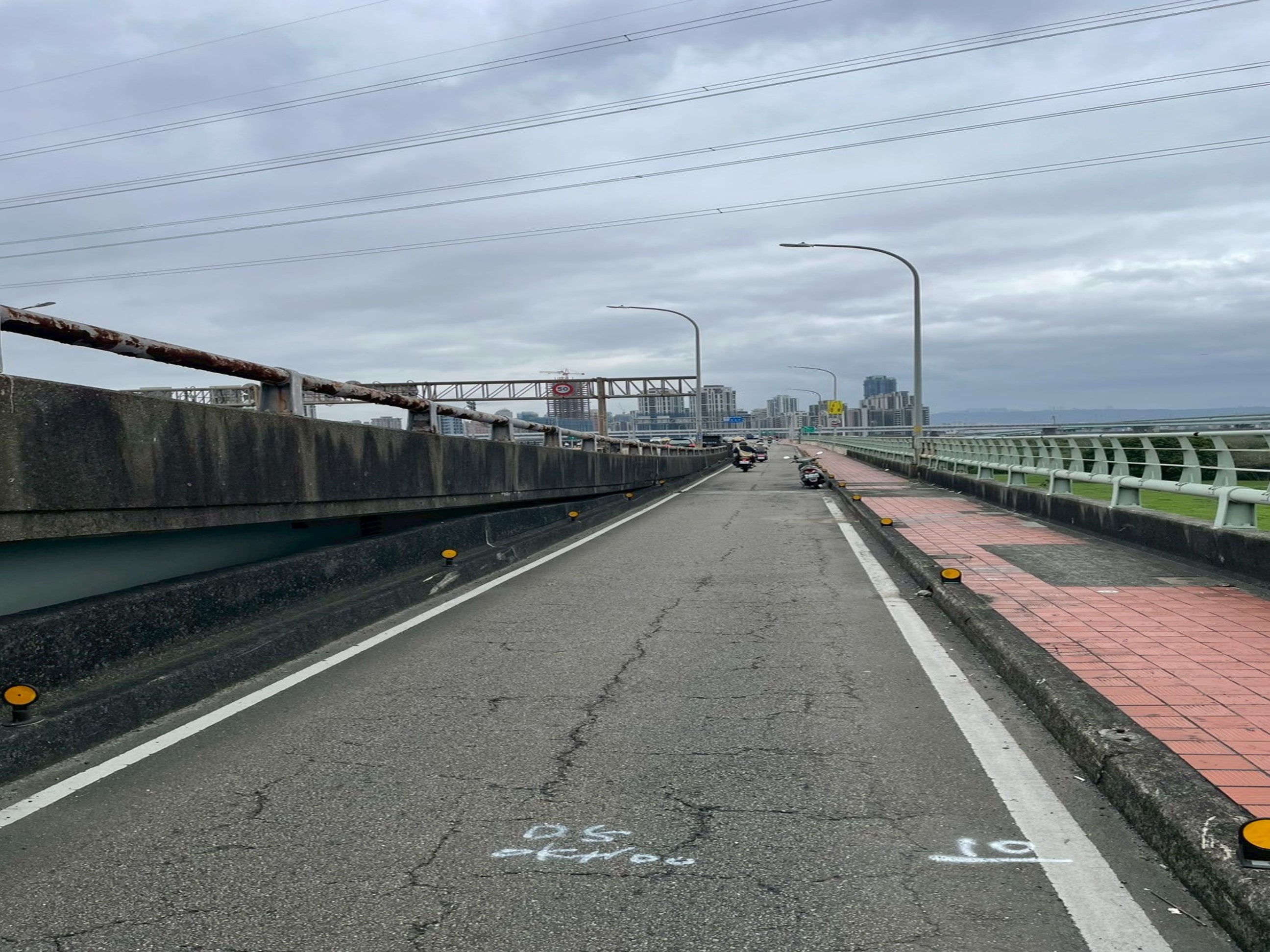 華江橋機車道(往板橋方向)預計8月4日至5日夜間辦理道路銑鋪。